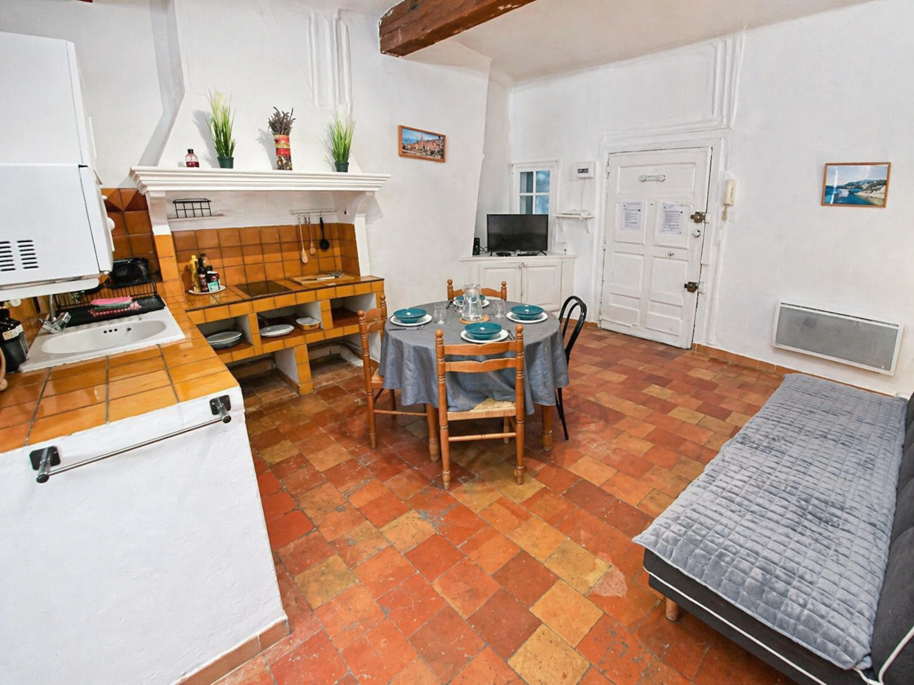 espace ouvert, télévision, cuisine, table