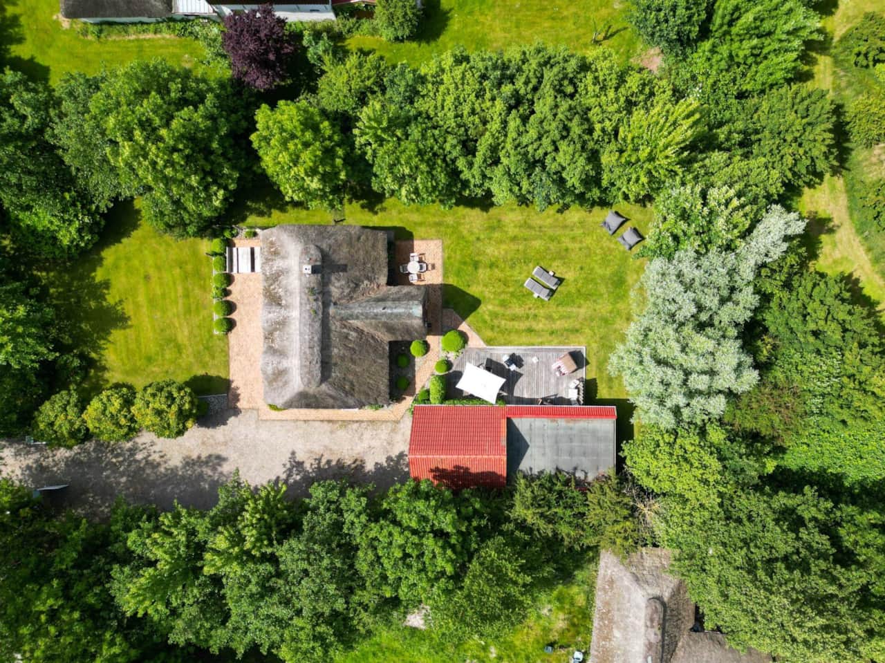 Luftbild von Haus und Grundstück