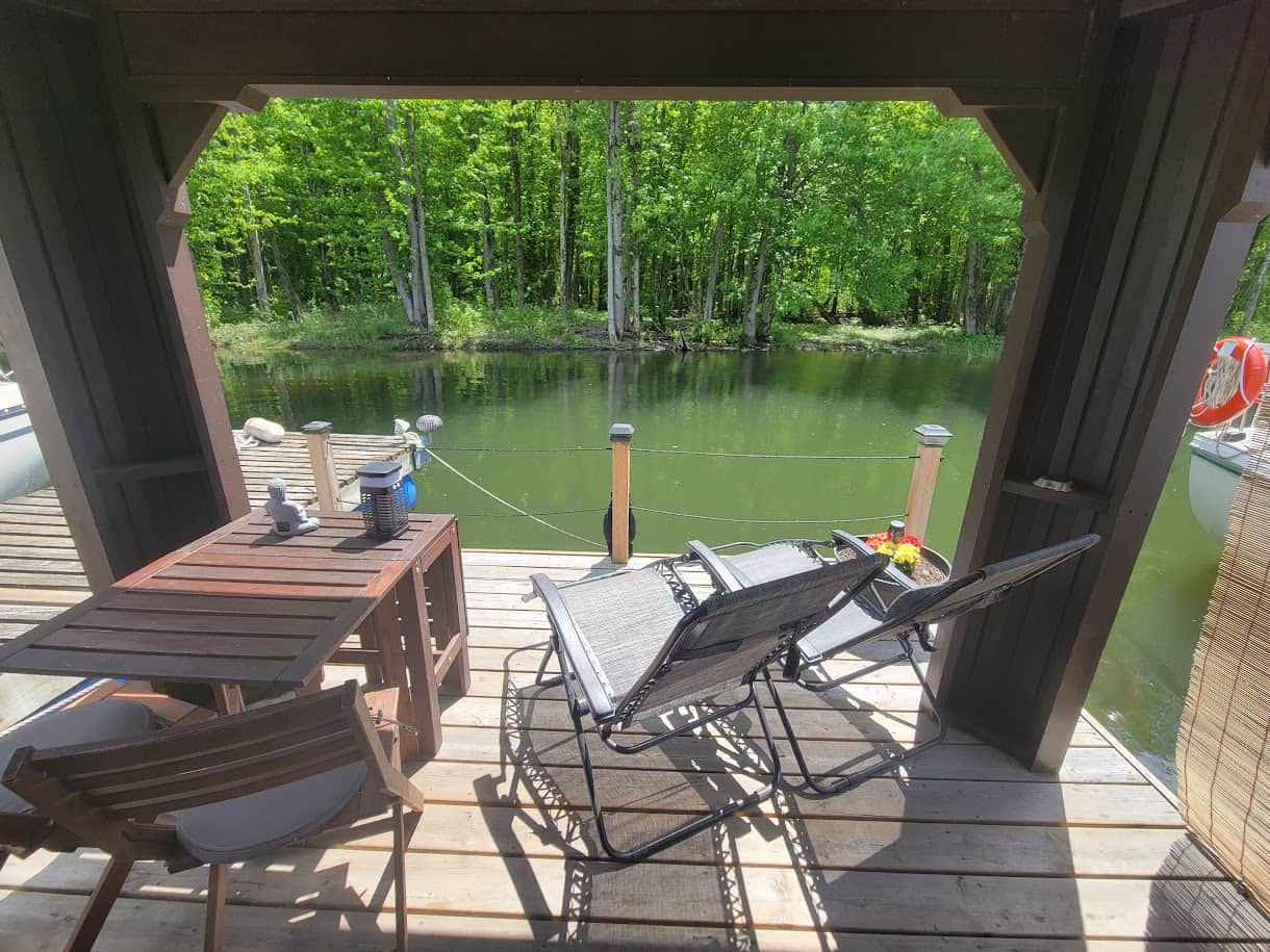 Grande terrasse flottante avec table, 2 chaise et 2 chaises longues