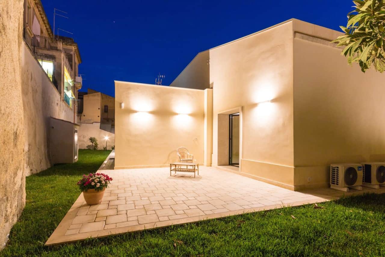 Villa in the evening - Garden