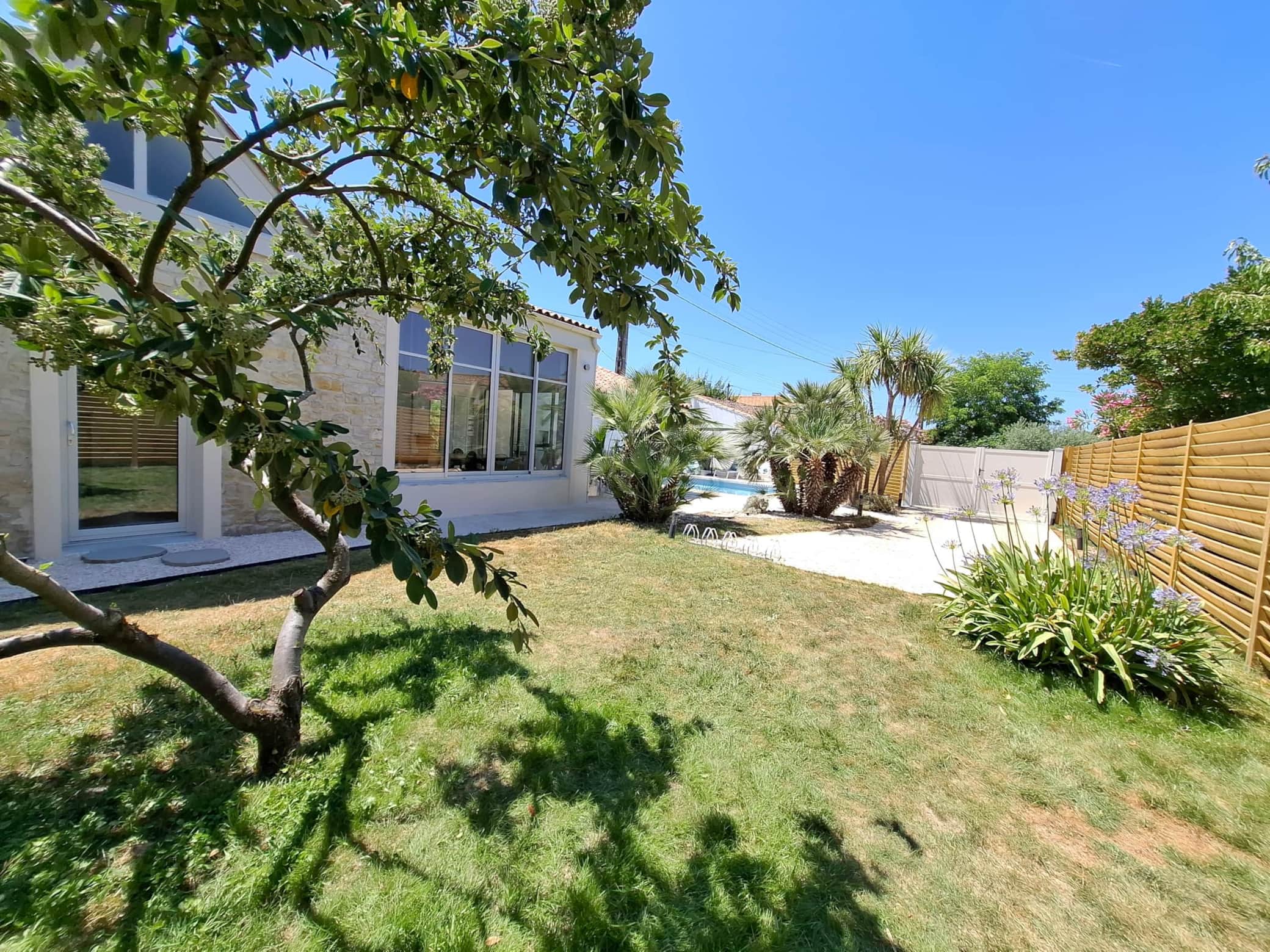 E Jardin Facade de charme et coin parking 2 voitures.jpg