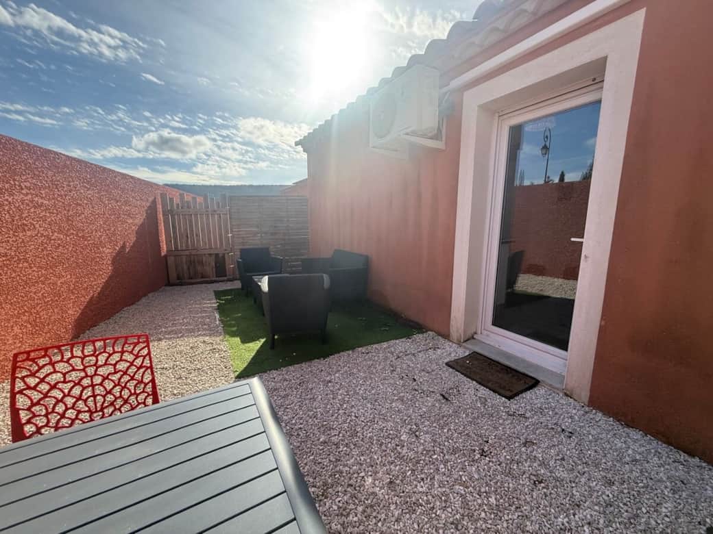 Petit jardinet devant l'entrée