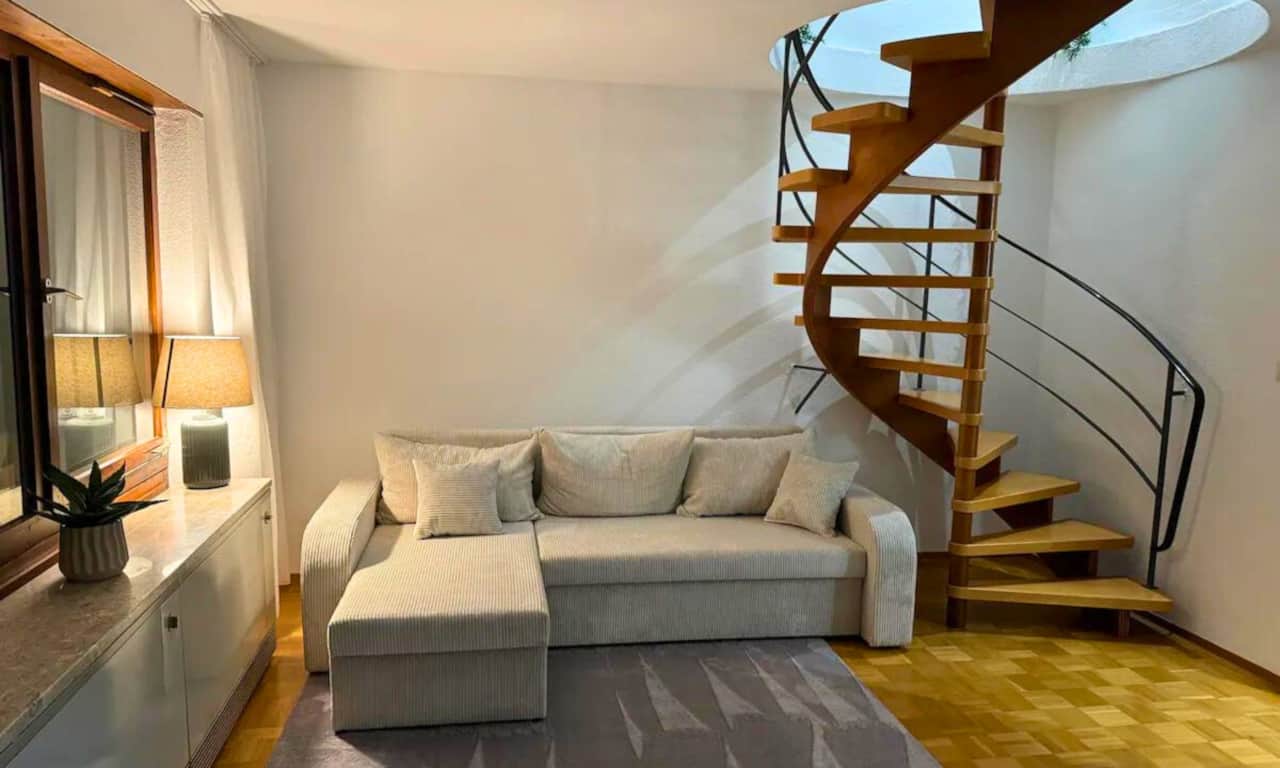 Wohnzimmer Sofa Wendeltreppe