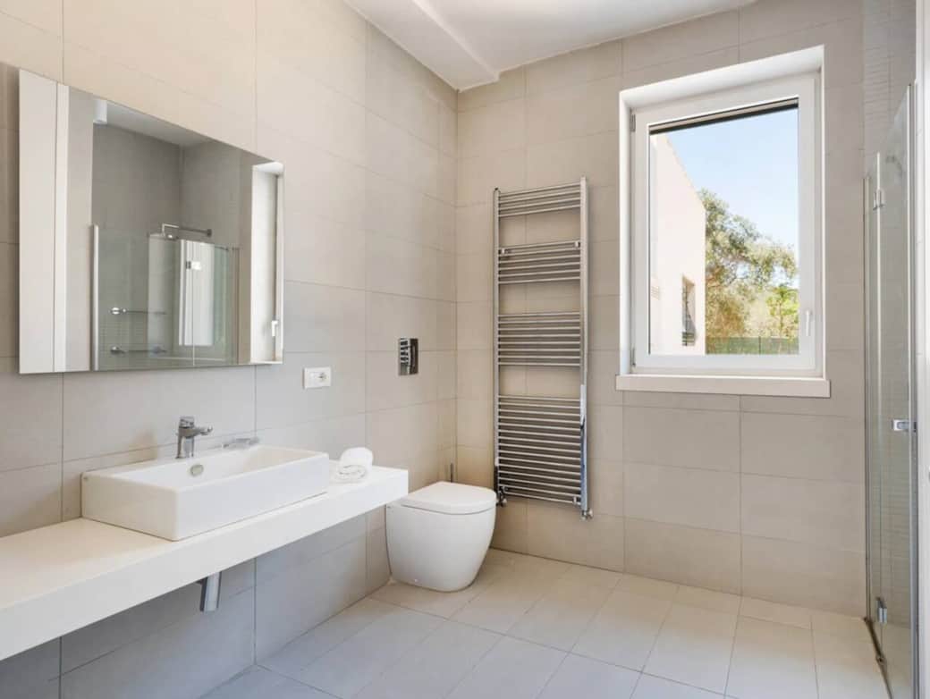 Large bathroom (washing machine and dryer)