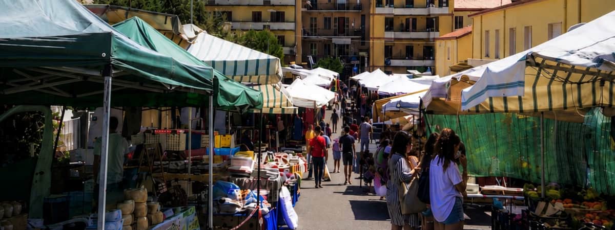 Mercato settimanale di Bosa con prodotti locali