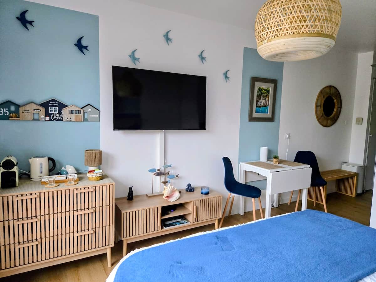 Vue du studio, espace repas, coin thé et café et TV 50 " avec Netflix gratuit