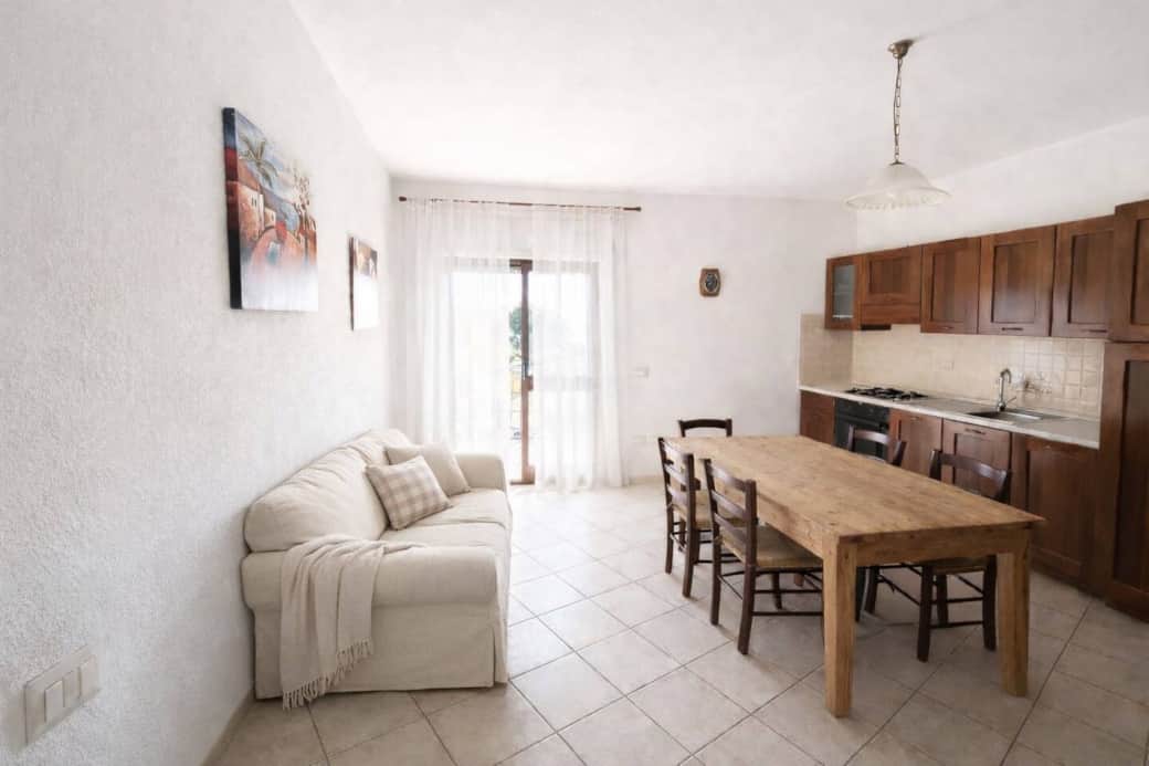 Ampio open space con cucina attrezzata, tavolo da pranzo e area relax: il cuore conviviale della casa. Ampio open space con cucina attrezzata, tavolo da pranzo e area relax: il cuore conviviale della casa.
