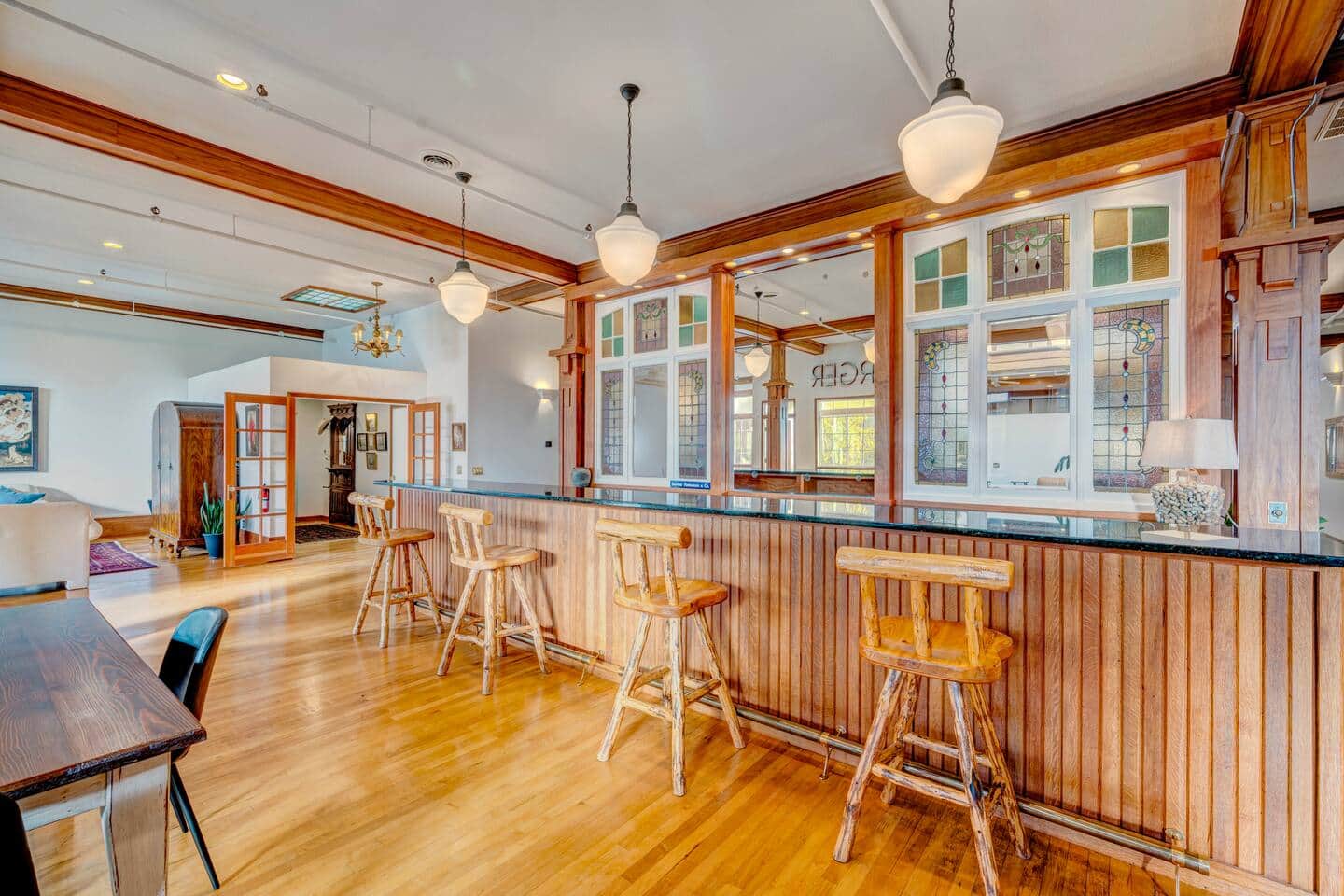 New York Store Suite 40-foot bar