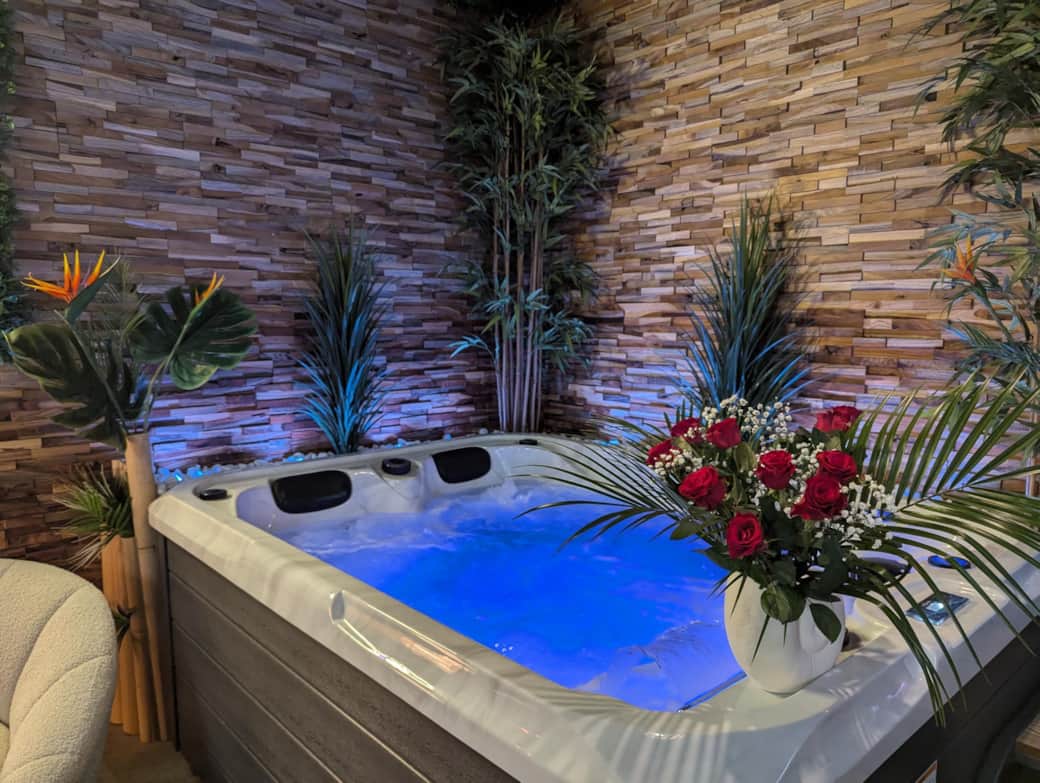 Jacuzzi avec bouquet de roses Jacuzzi avec bouquet de roses