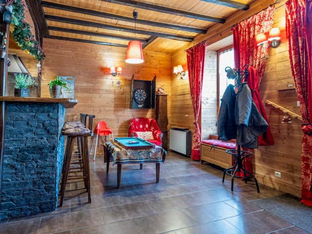 Coin bar avec mini billard enfant et espace détente familiale