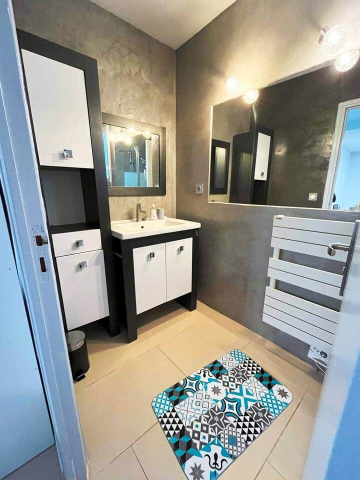 Salle de bain avec une douche à l'italienne au rez de chaussée