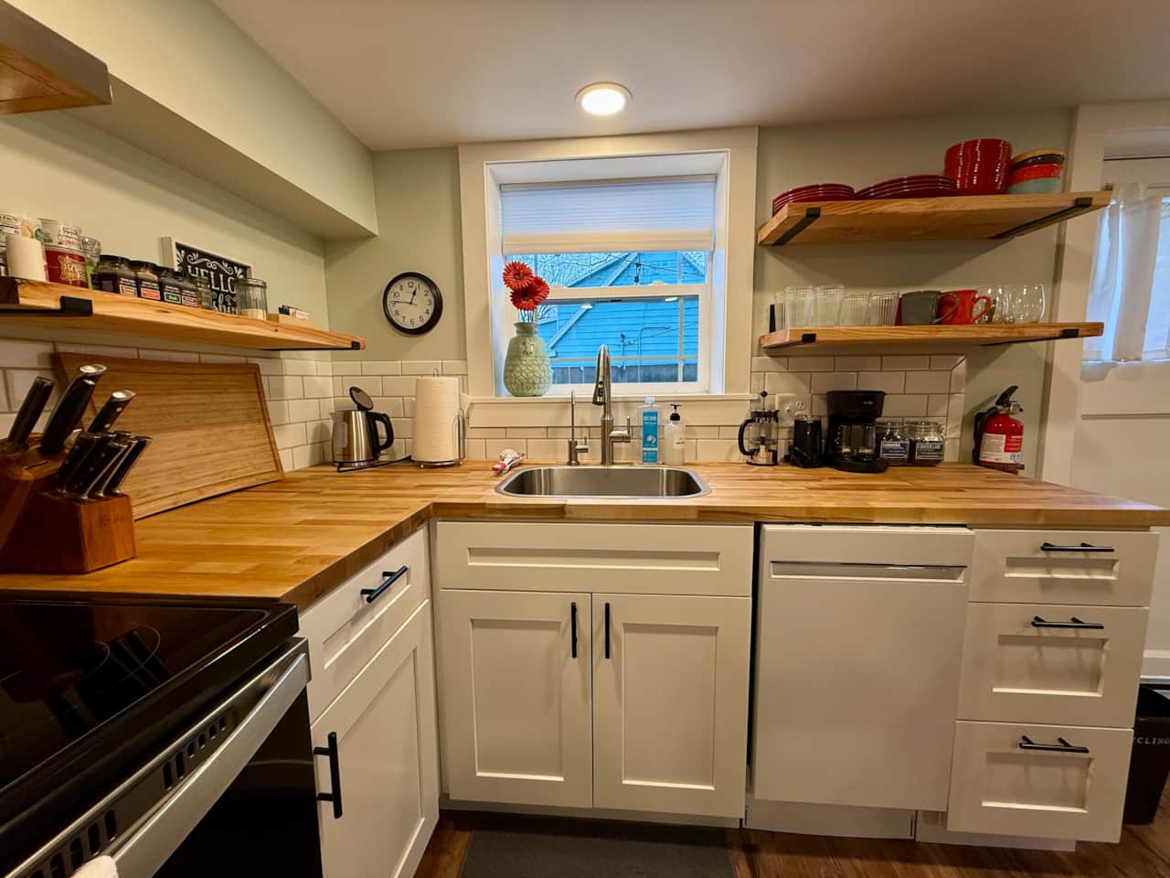 Full kitchen