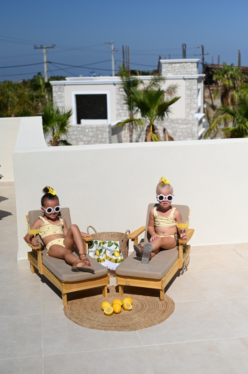 Kinderen op ligbedjes op het dakterras van Villa Pastida op Rhodos
