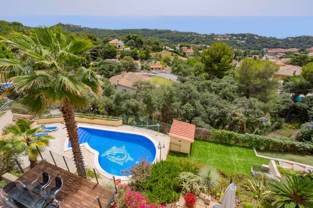 Visas al mar mediterraneo y la piscina zul de la villa