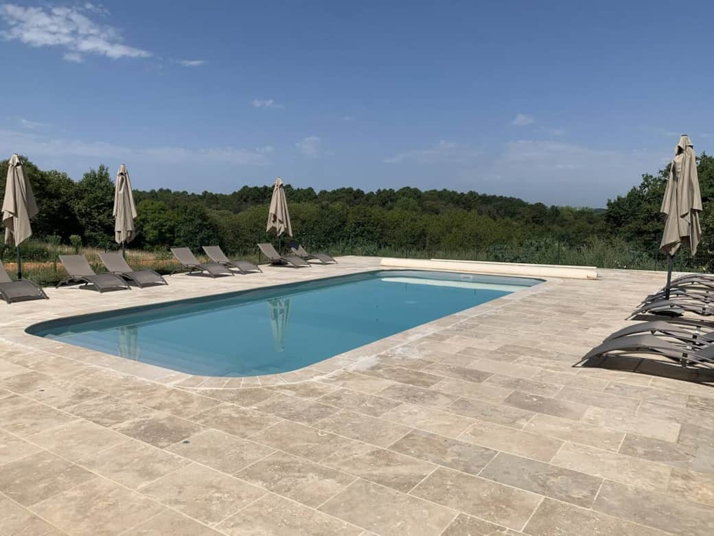 La piscine (partagée avec les autres gîtes)