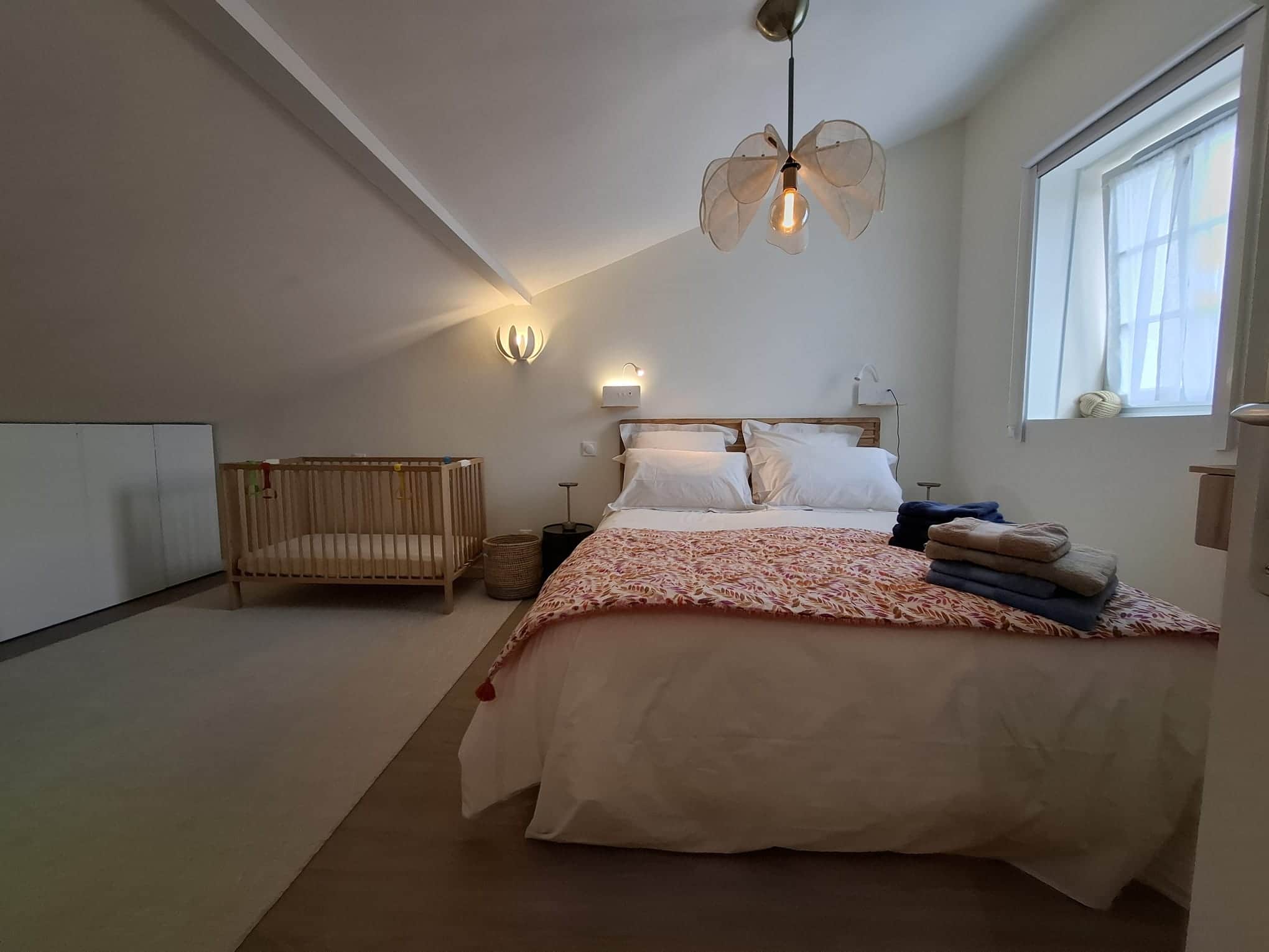 Chambre 3 étage lit Queen size avec lit bébé possible.jpeg