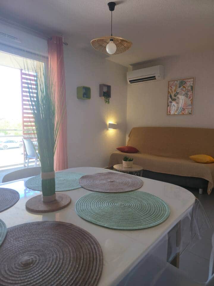 Espace repas spacieux et ensoleillé, directement ouvert sur le salon et la terrasse pour des moments gourmands en toute convivialité.