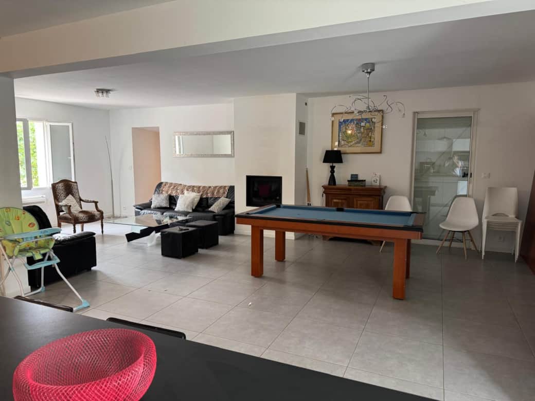 Salon, billard, chaise pour enfants Salon, billard, chaise pour enfants