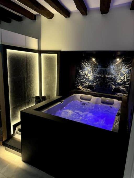 Espace bien-être avec jacuzzi intégré