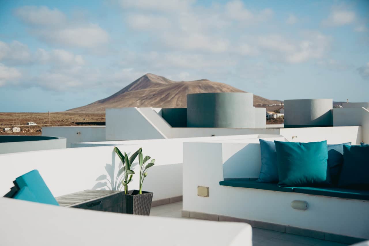 Εξωτερικός καναπές στην ταράτσα του Ático μπροστά από το ηφαιστειακό βουνό της βόρειας Φουερτεβεντούρα