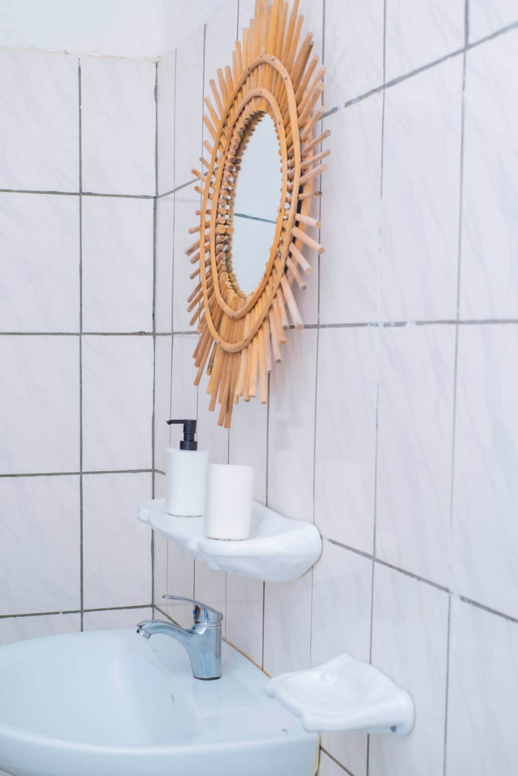 Salle de bain avec douche et eau chaude Salle de bain avec douche et eau chaude
