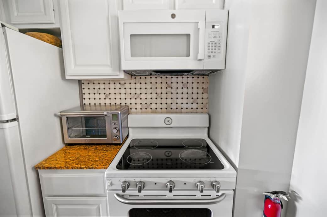The full size appliances in the kitchen