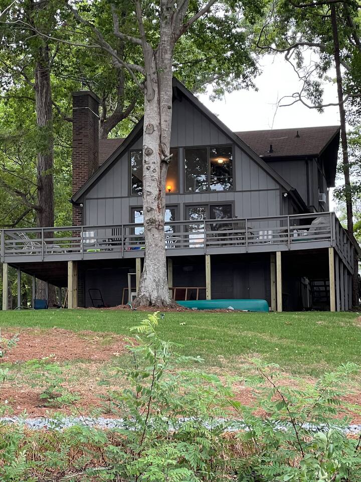 The railings have been replaced with black metal, vertical pickets (see other pics)