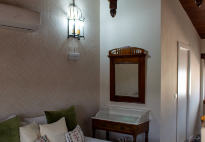 vista de lade habitación con la cómoda