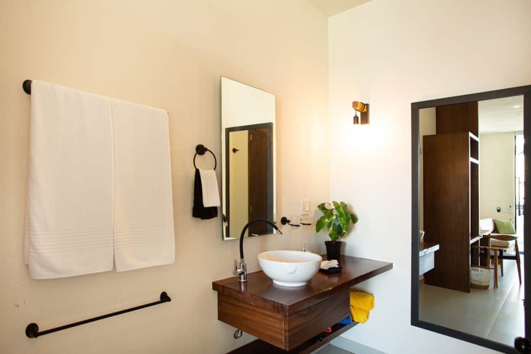 303 F Bathroom Sink 8Q9B9386