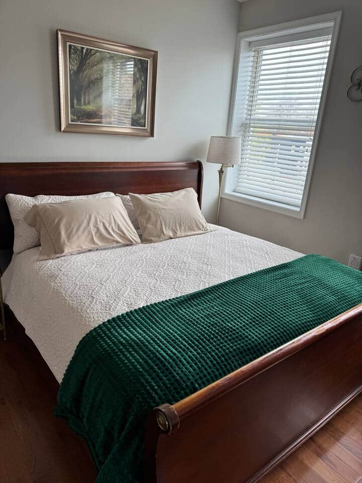 King Bedroom with full lenght mirror, woozoo fan, noise cancelling machine, closet. King Bedroom with full lenght mirror, woozoo fan, noise cancelling machine, closet.