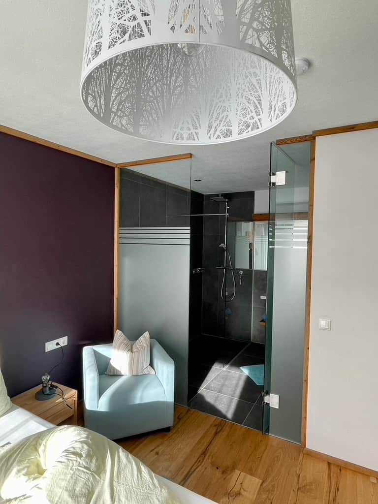 Vom Schlafzimmer gleich ins Bad