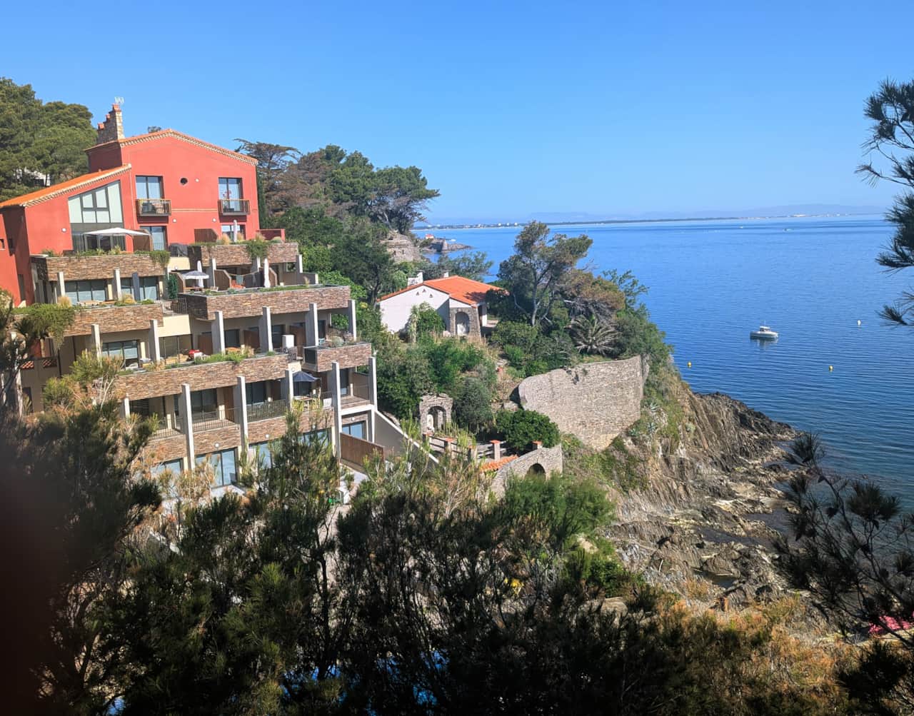 L’Arapède residence viewed from a distance, nestled in its scenic coastal setting