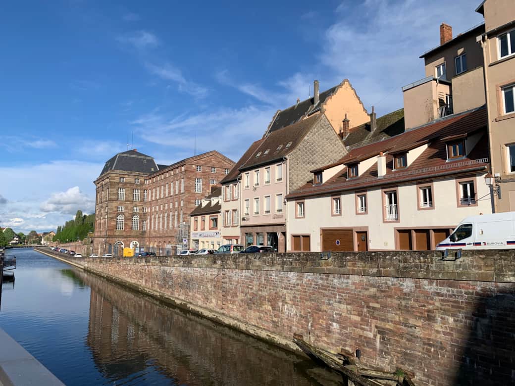 Emplacement idéal près du Château et en face du canal