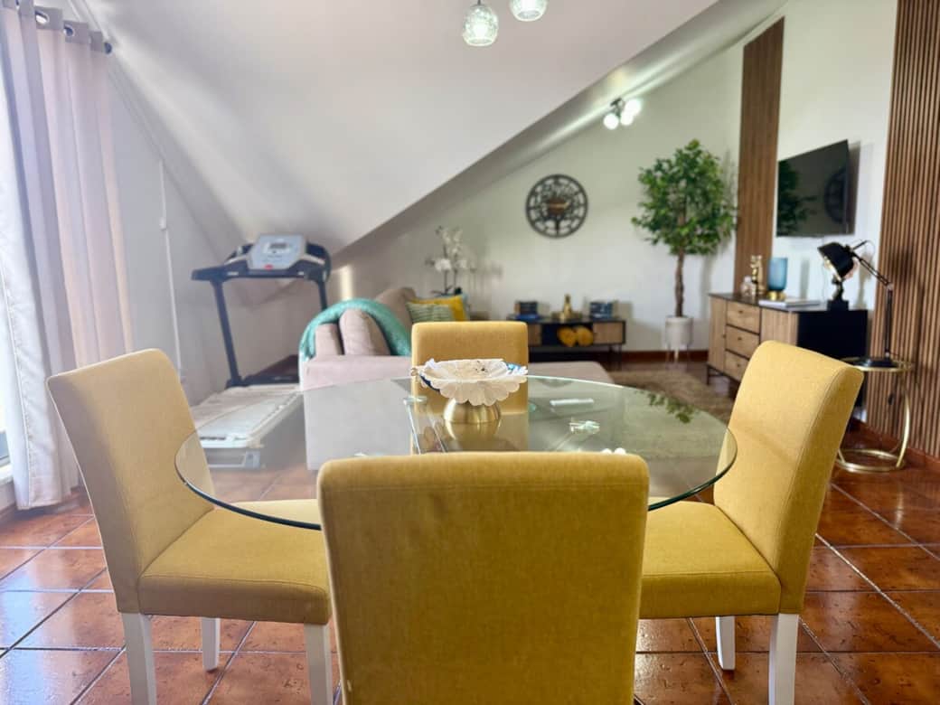 Sala de estar, local de refeições e de trabalho.