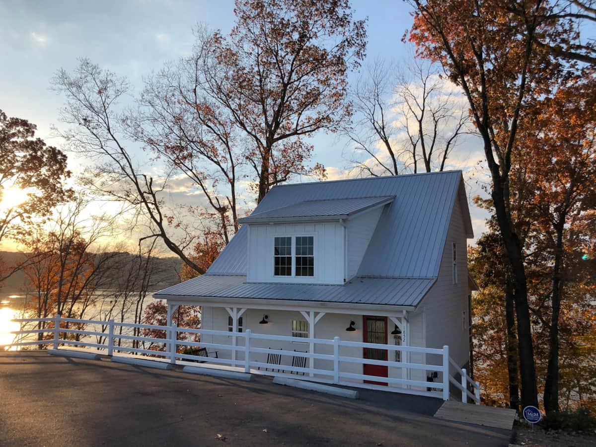 Barren River Lake Luxury Vacation Rental, Farmhouse Vibe with a Lakeside View