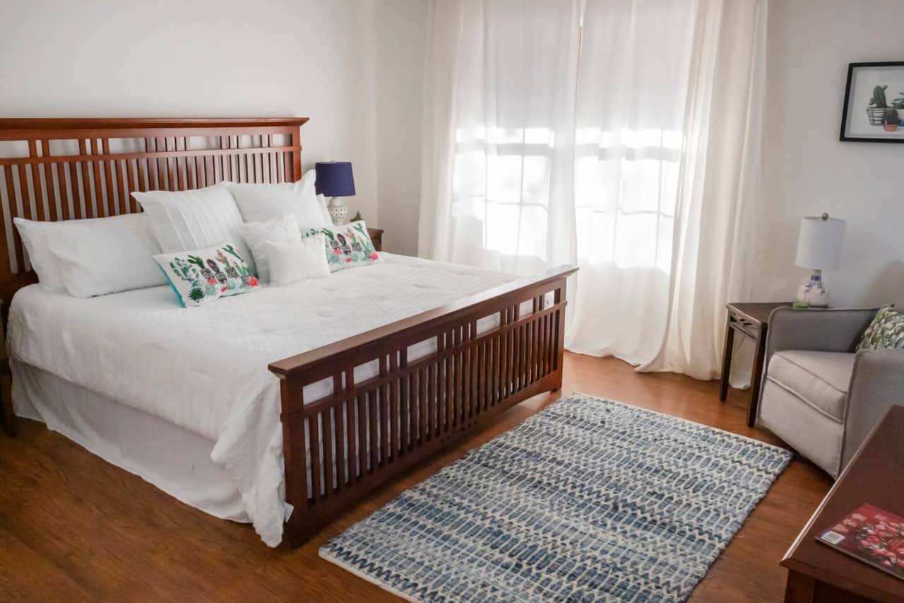 Huge King bed with en-suite bathroom