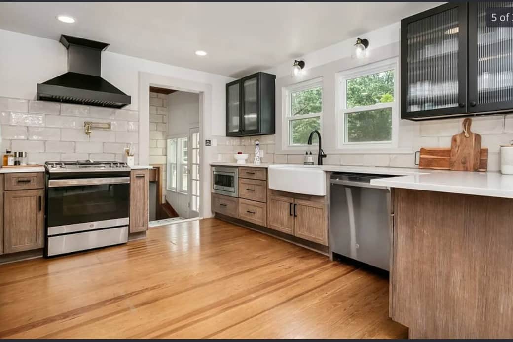 Gas stove, oven, full-sized refrigerator, dishwasher and large farm-style sink.