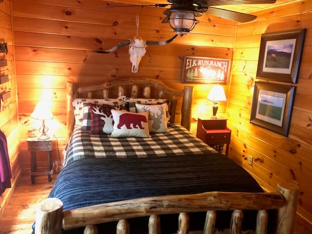 Guest room on Main floor, Queen with TV