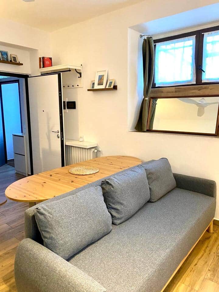 Divano letto da 1,40 m, adatto a una o due persone.