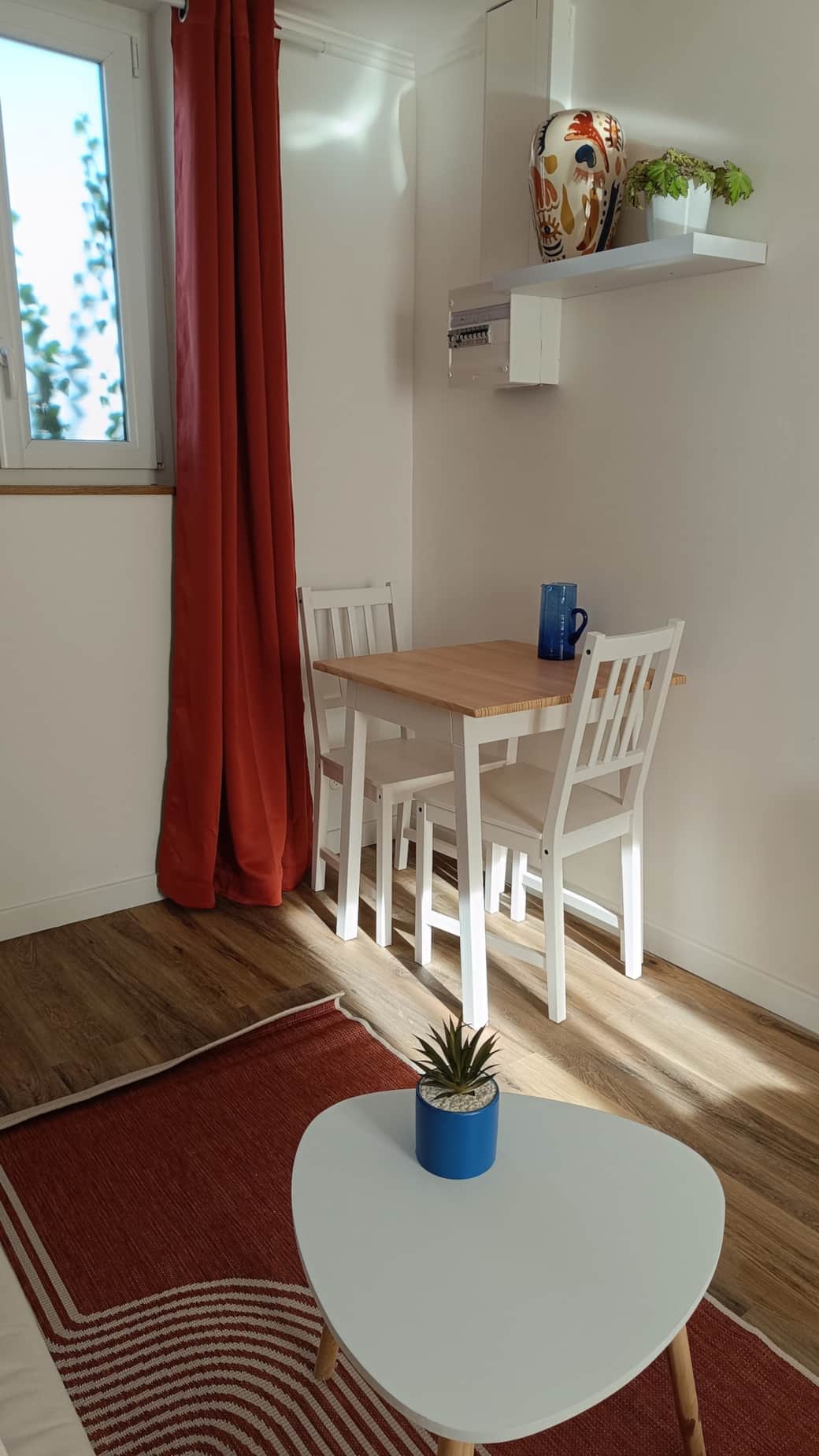 Espace repas ou travail avec prise à proximité Espace repas ou travail avec prise à proximité