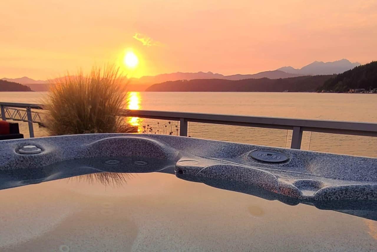 Sit back and relax in the hot tub with your fav person(s) and beverage. Operated 24/7 all year.