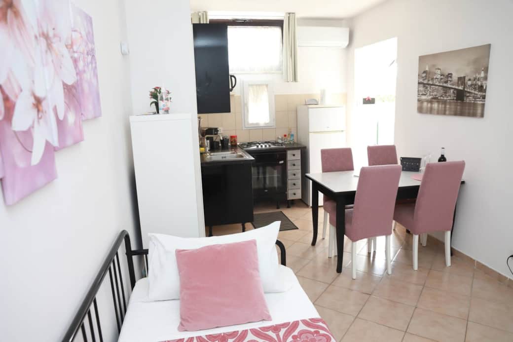 Soggiorno con angolo cottura attrezzato con tutto il necessario per cucinare.
Tavolo da pranzo con sedie.
Wifi super veloce.
Divano che all'occorrenza diventa divano letto (comodo perchè composto da materassi più alti del classico divano letto)