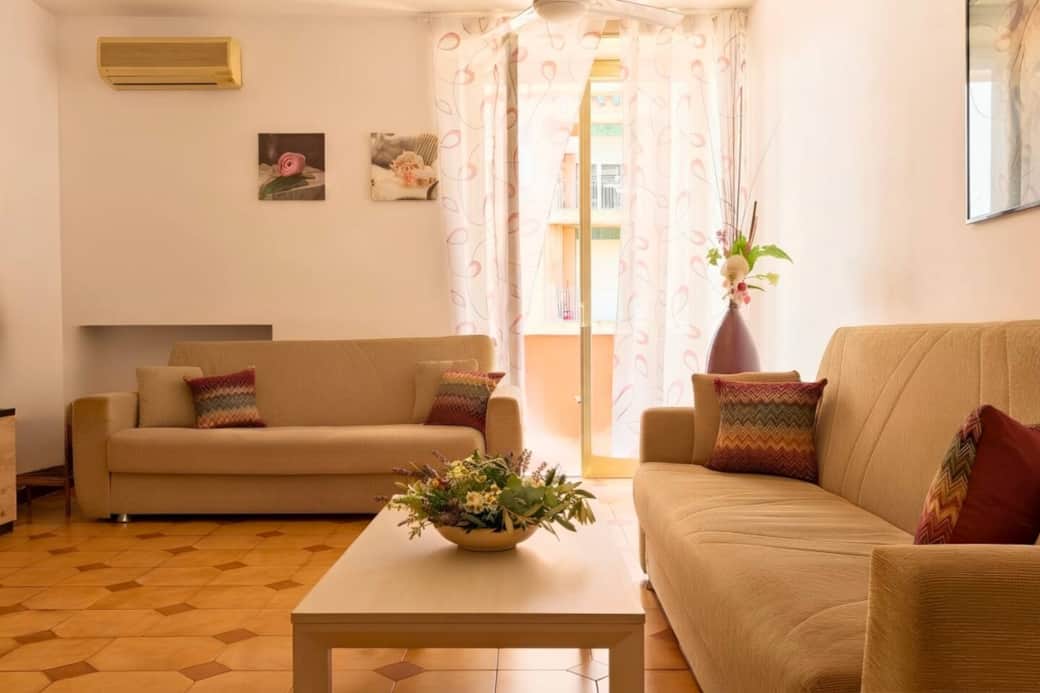 Il nostro soggiorno è pensato per offrirvi il massimo del comfort dopo una giornata trascorsa a scoprire le bellezze di Siracusa. L'ambiente è luminoso e spazioso, arredato in modo semplice e funzionale per garantirvi una permanenza rilassante.
