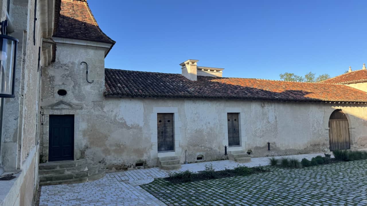 Dans la cour