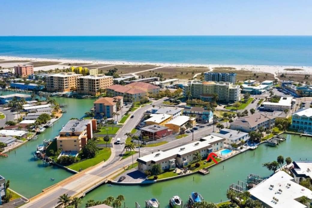 Just 2 blocks to the beach and on the canal side! Just 2 blocks to the beach and on the canal side!