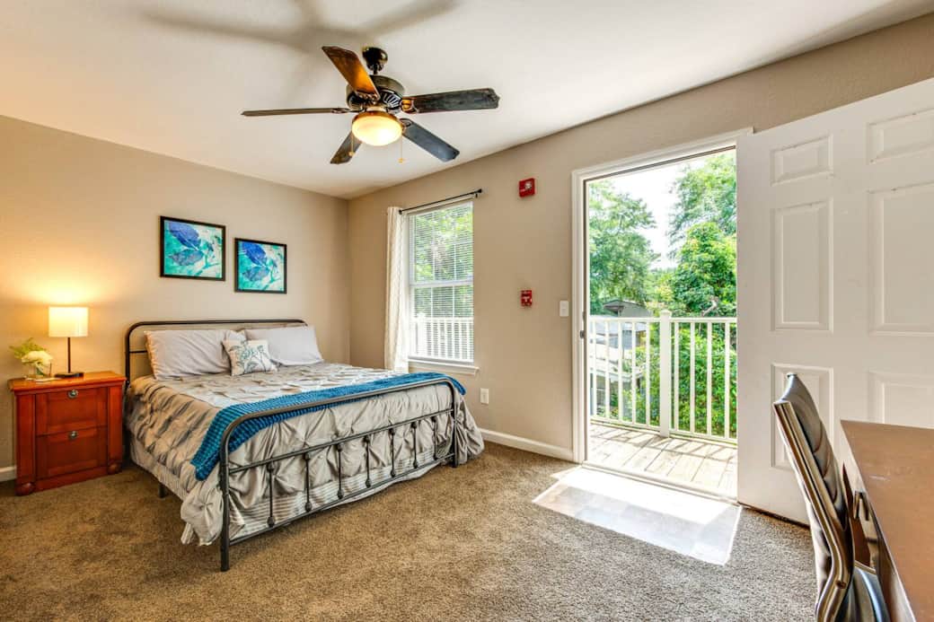 Comfortable queen bed Comfortable queen bed