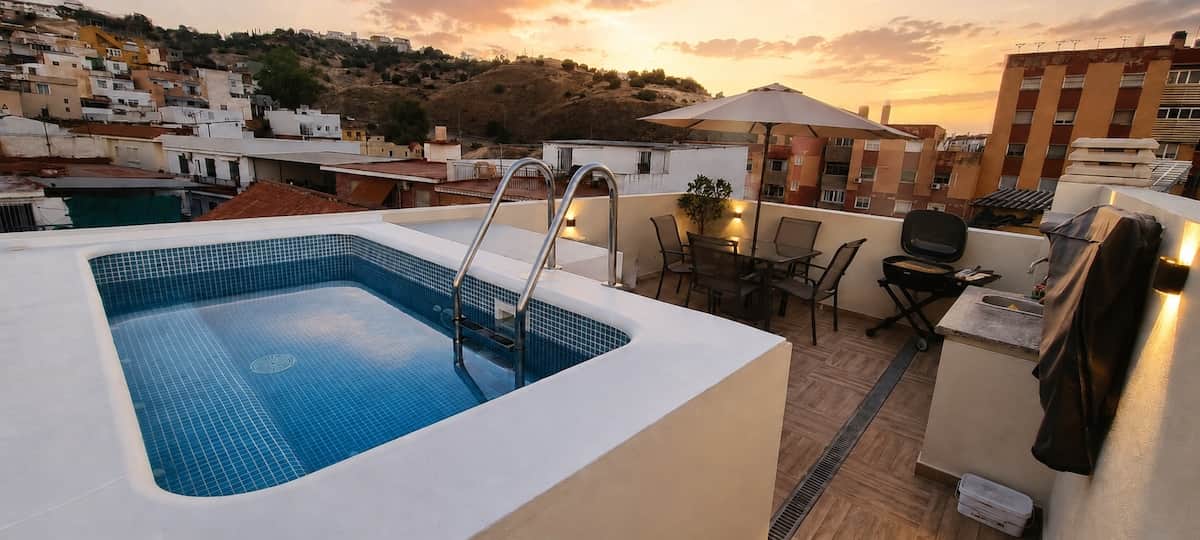 Piscina/jacuzzi de 7 m² con terraza de 25 m². Todo privado!
Dispone de mesa con sombrilla, 6 sillas, barbacoa con utensilios y TV. 

El lugar perfecto para relajarse y disfrutar de un precioso atardecer con vistas a los montes malagueños!