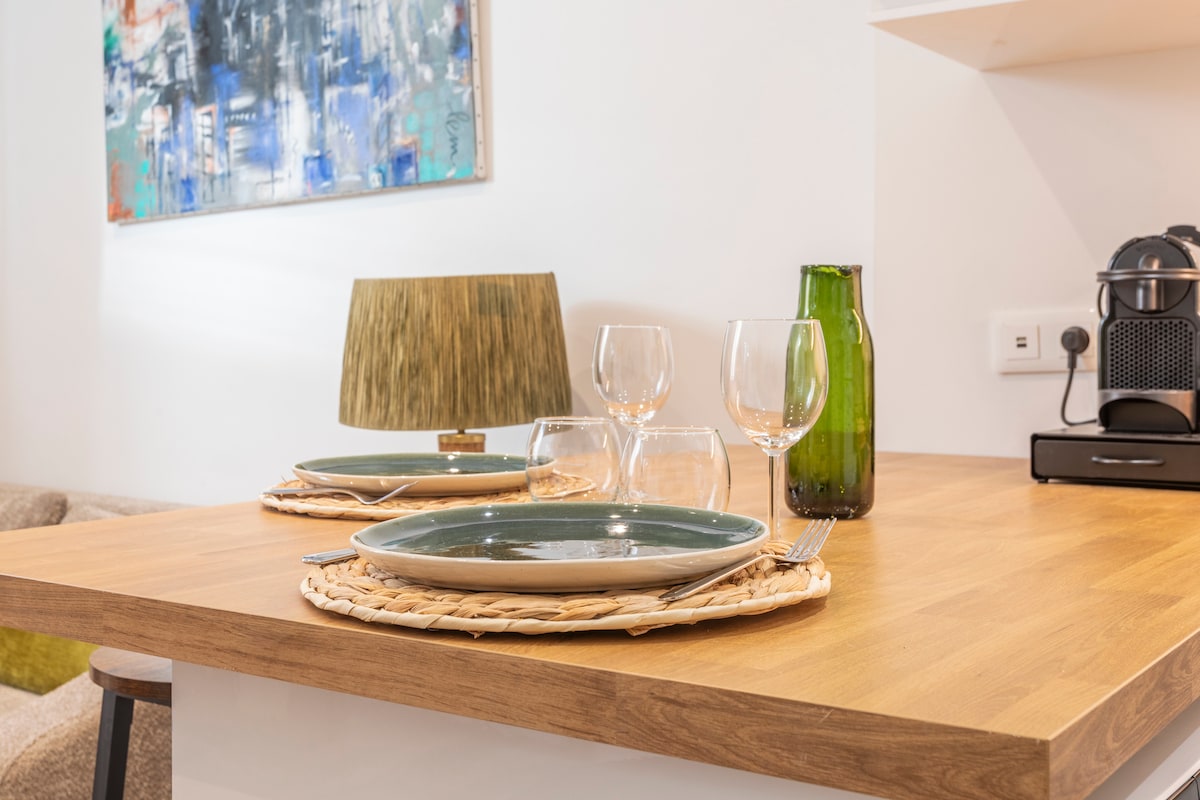 Beautiful apartment in downtown Aix, AC