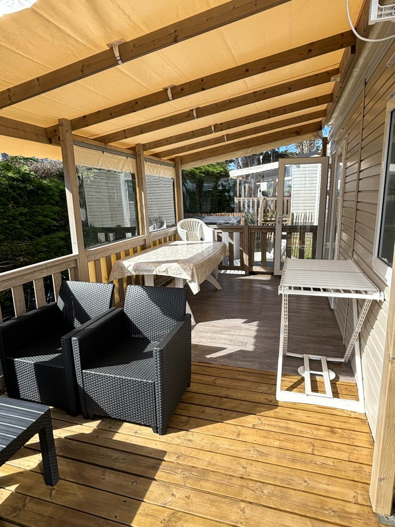 Grande terrasse équipée ensoleillée