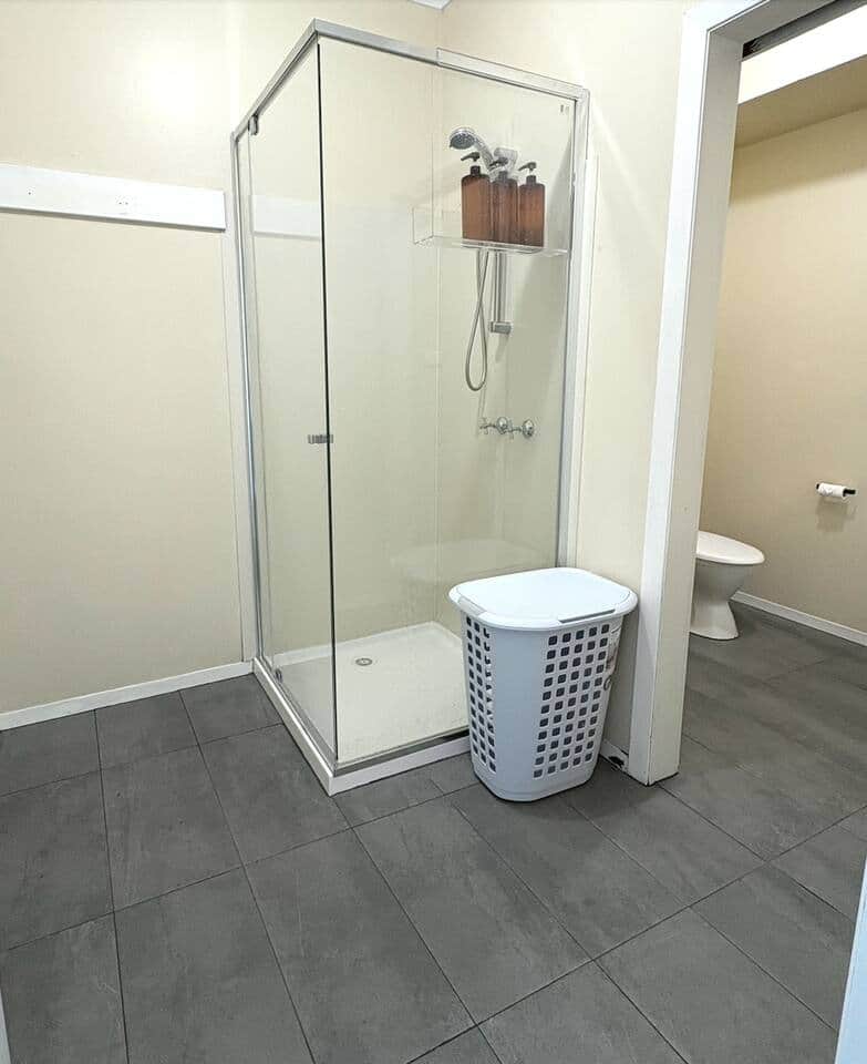 RoantreeHouse Pub View Bathroom